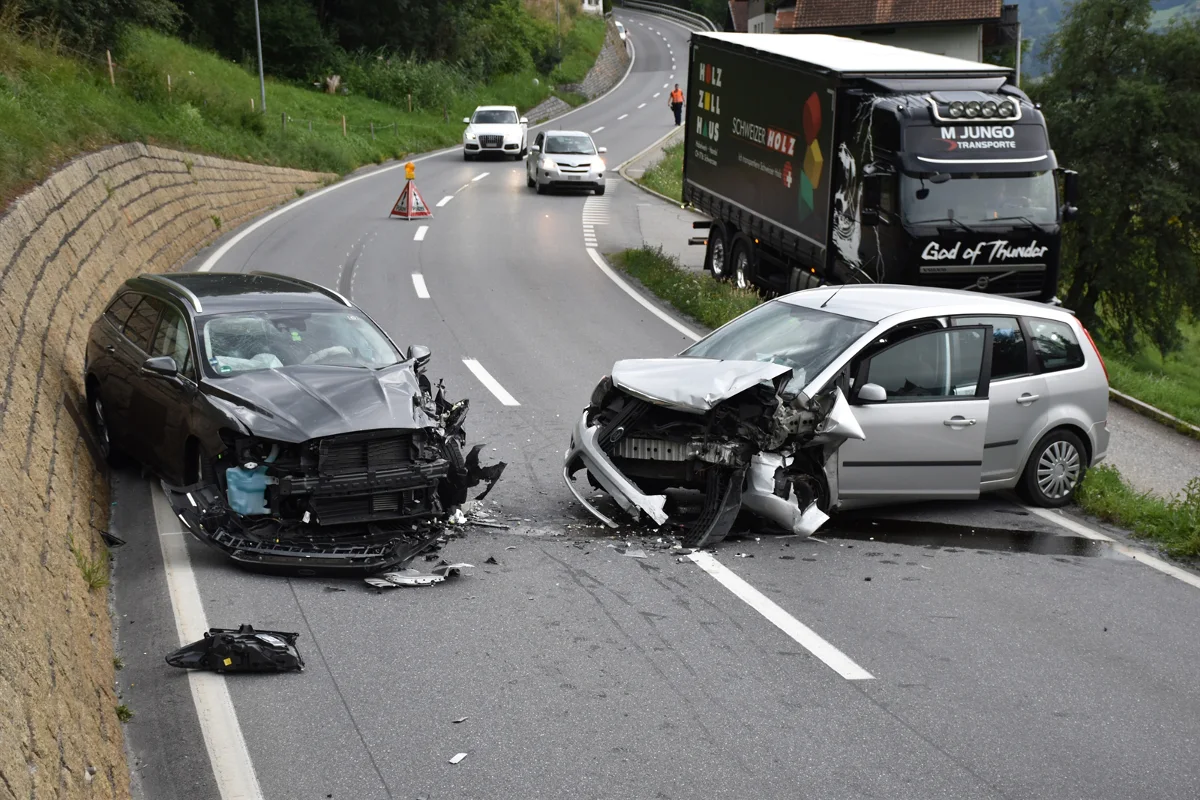 Schluein GR - Drei Verletzte nach Frontalcrash