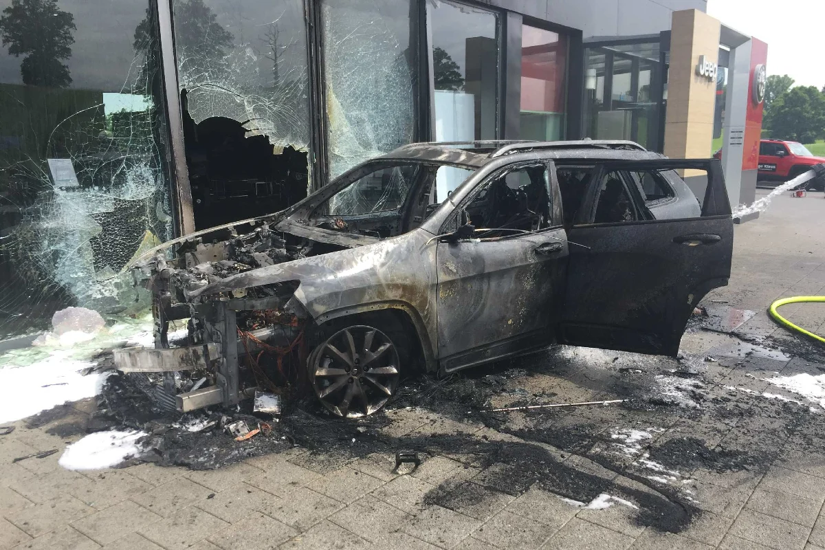 Düdingen FR - Fahrzeugbrand bei Autogarage