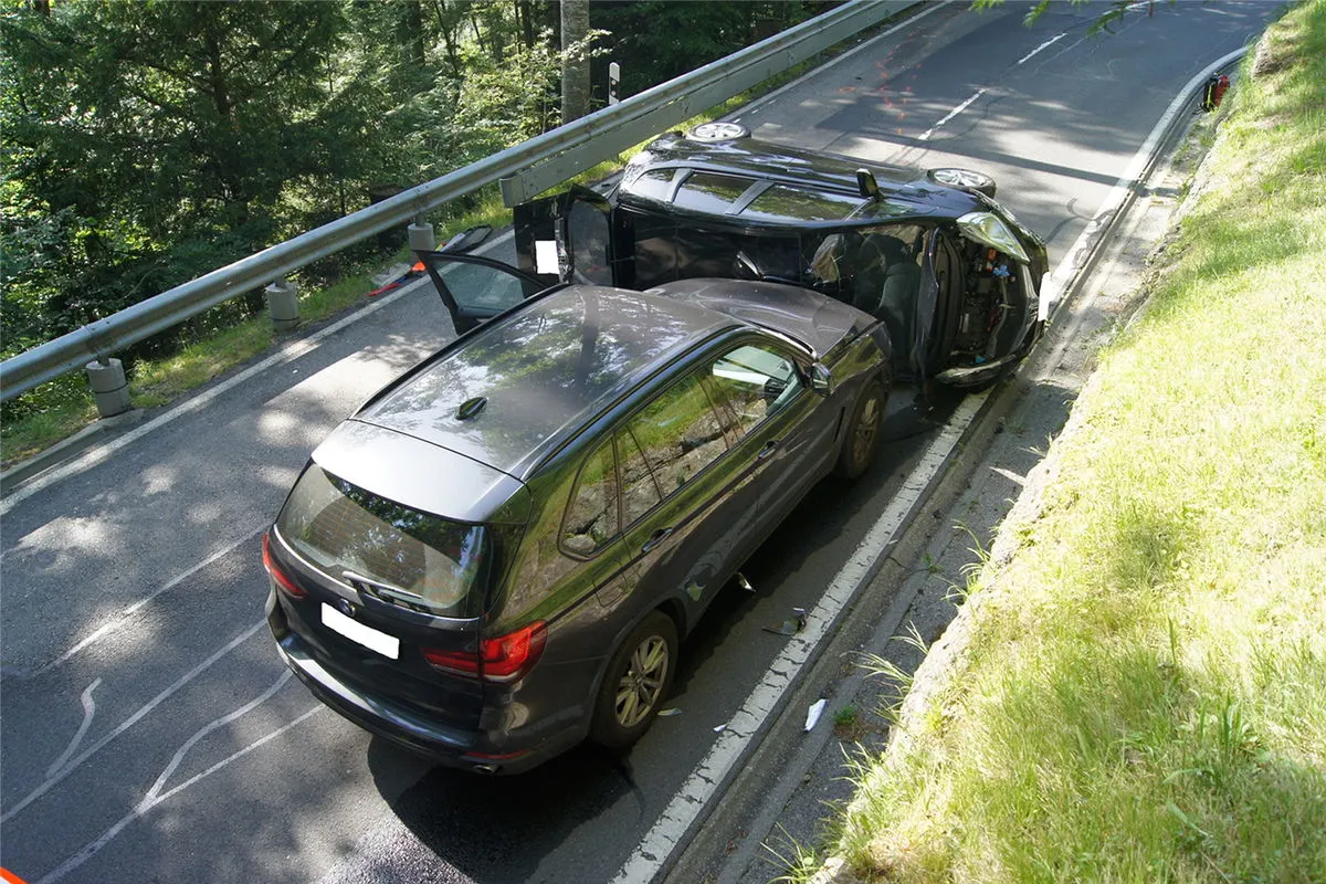 Menzingen ZG - Auto landet auf der Gegenfahrbahn