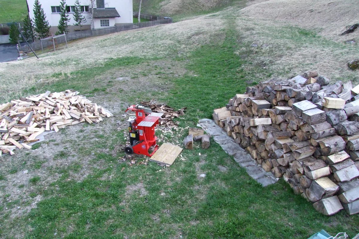 Beim Holzspalten in Saluof Finger abgetrennt