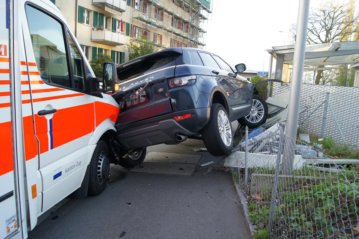 Zuger Ambulanz auf Dienstfahrt verunglückt