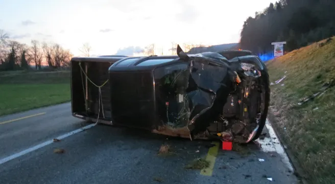 Schwaderloch: Verkehrsunfall infolge glatter Fahrbahn 