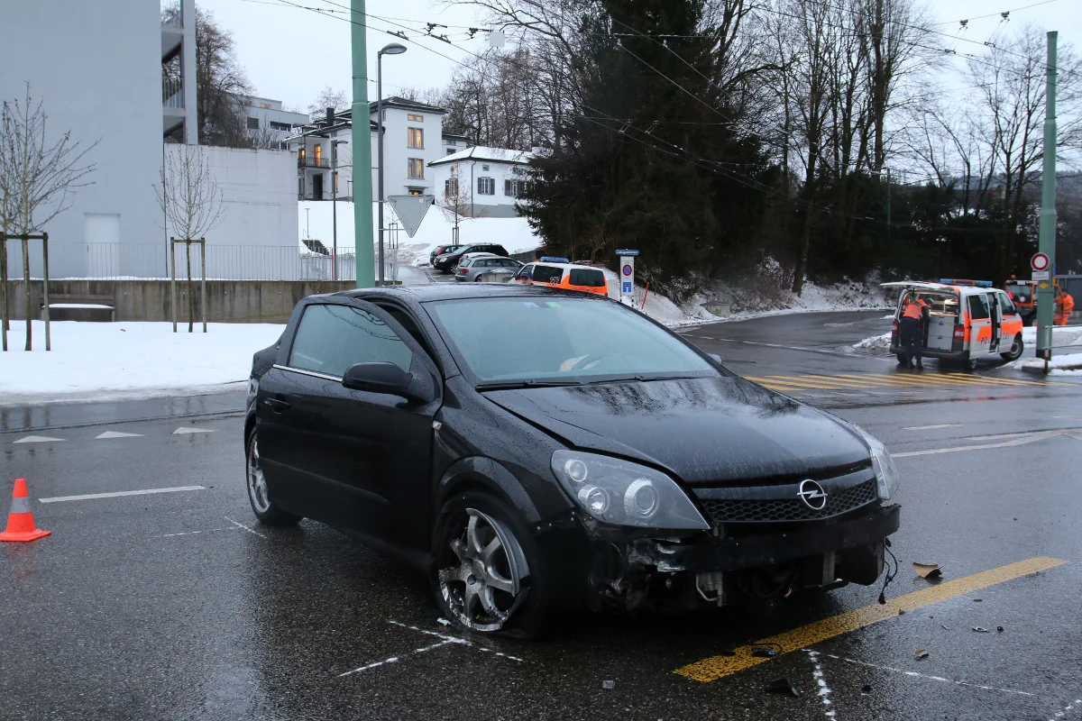 St. Gallen SG - Wegen Ablenkung selbst verunglückt