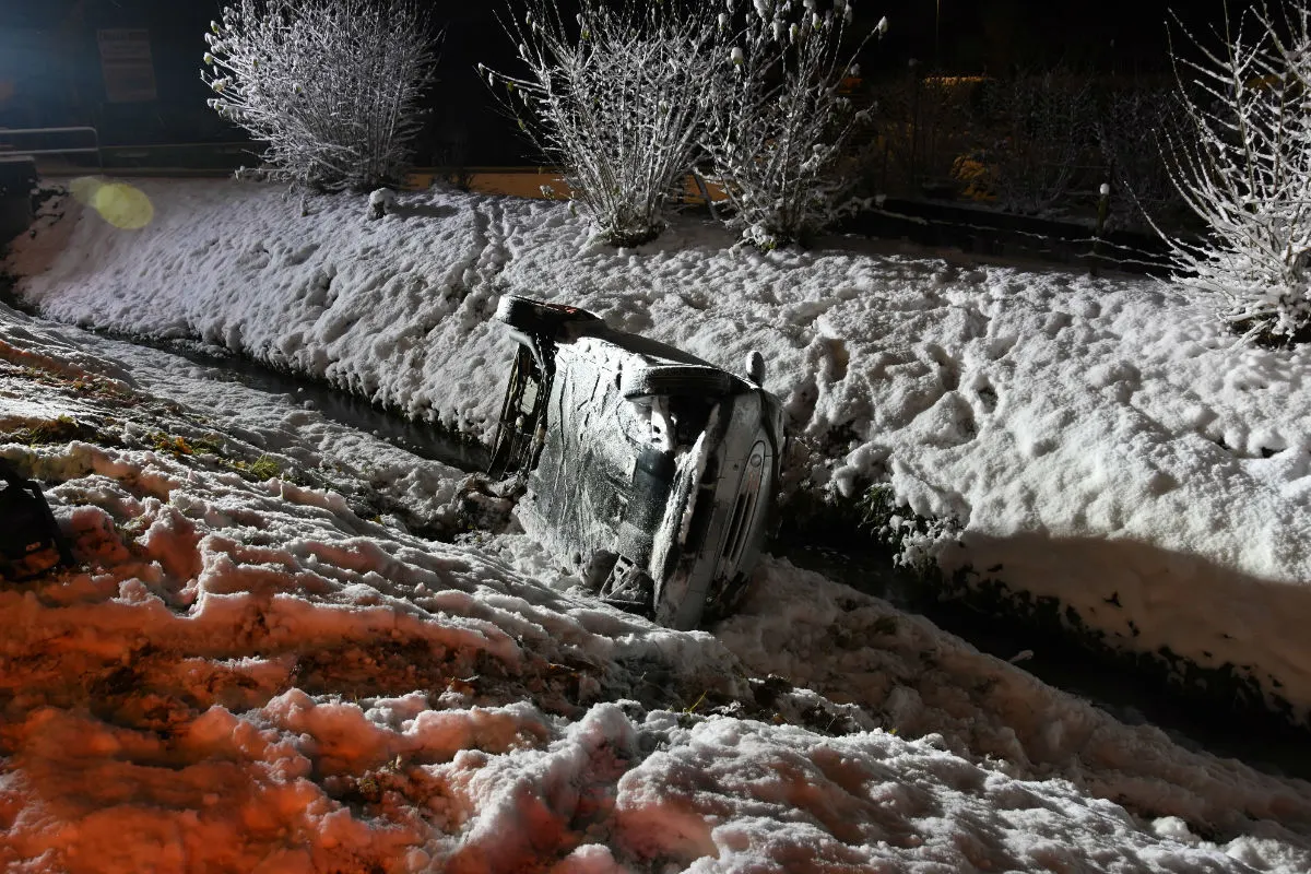 Ebnat-Kappel SG - Auto landet im Bach