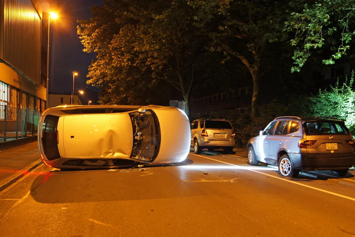 Auto-Überschlag in Zug - Alkoholisierter Sünder rennt davon