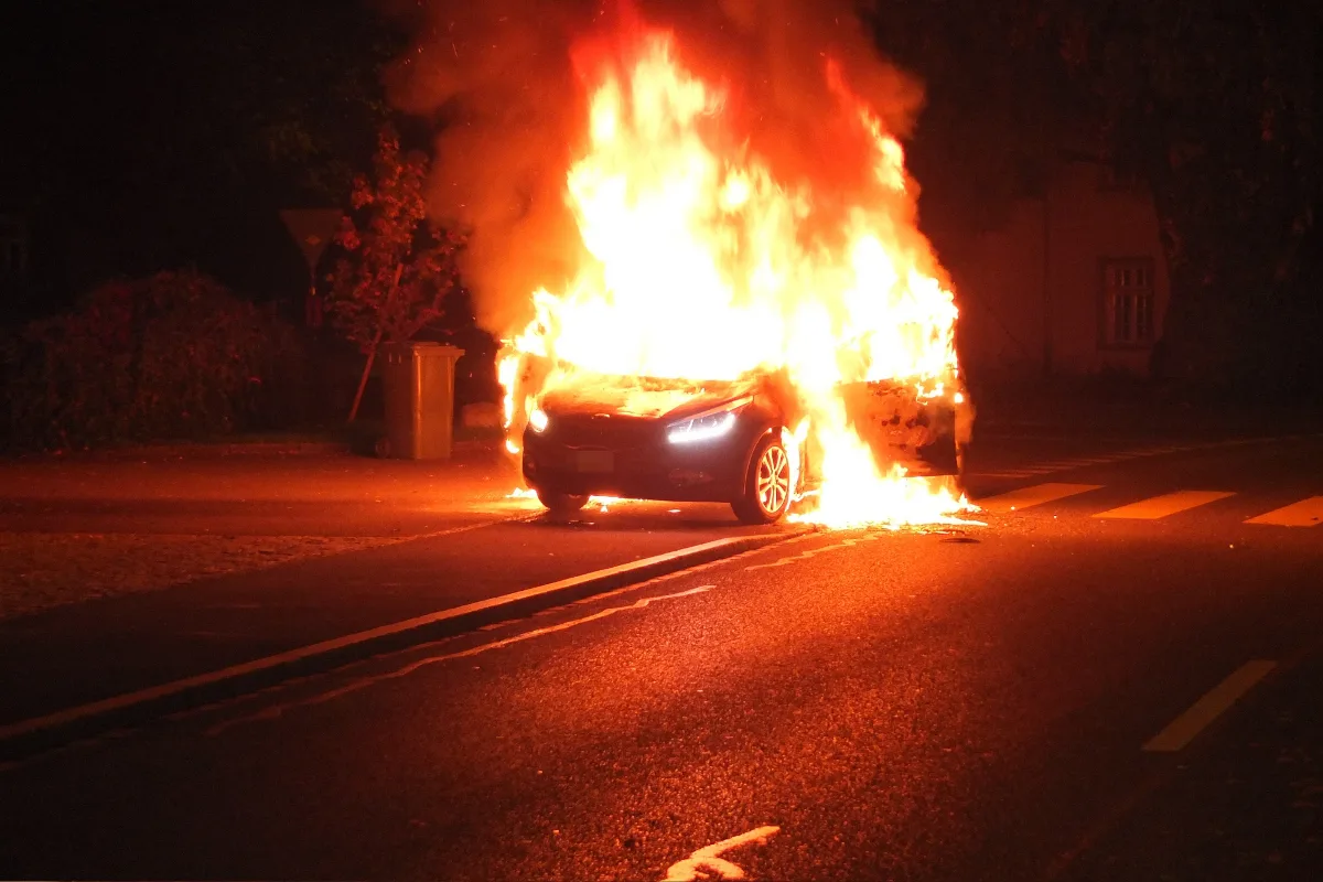 Auto fängt in Buchs Feuer