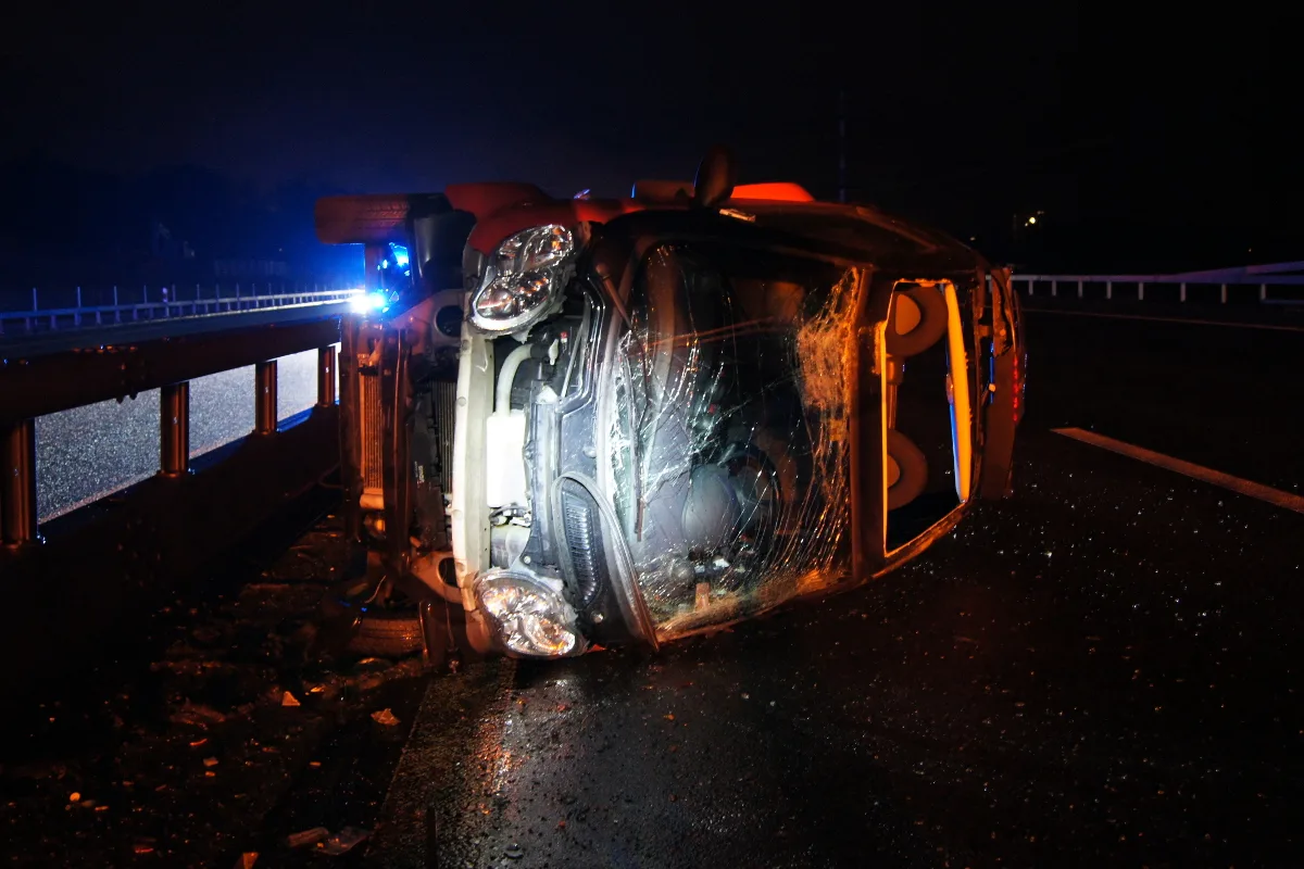 Nach Kollision auf der A4 bei Cham seitlich gekippt