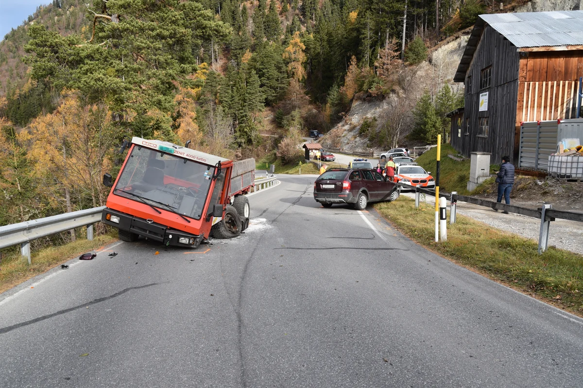 Maladers GR - Zweimal Totalschaden bei heftiger Streifkollision 