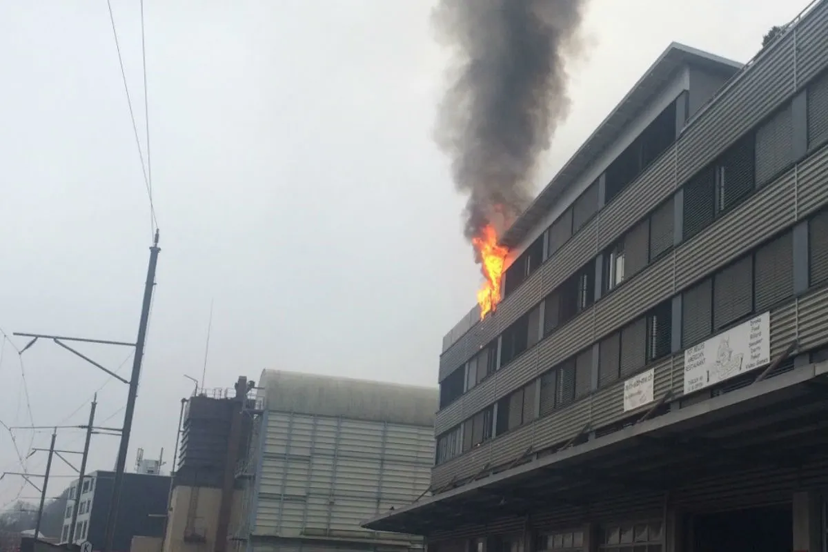Adliswil ZH - Brand auf Terrasse verursacht grösseren Sachschaden