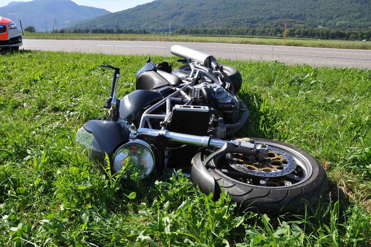 Zeugenaufruf aus Niederbuchsiten SO: Motorradlenker muss ausweichen und fällt