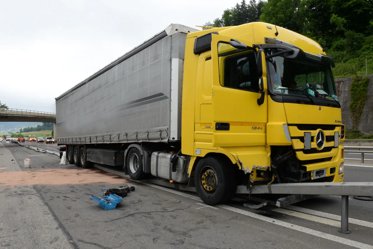 Rückstau nach Alleincrash auf der A2 in Knutwil