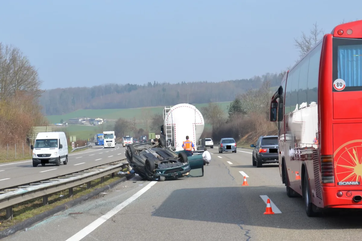 Nach Crash mit Lastwagen in Arisdorf auf dem Dach gelandet