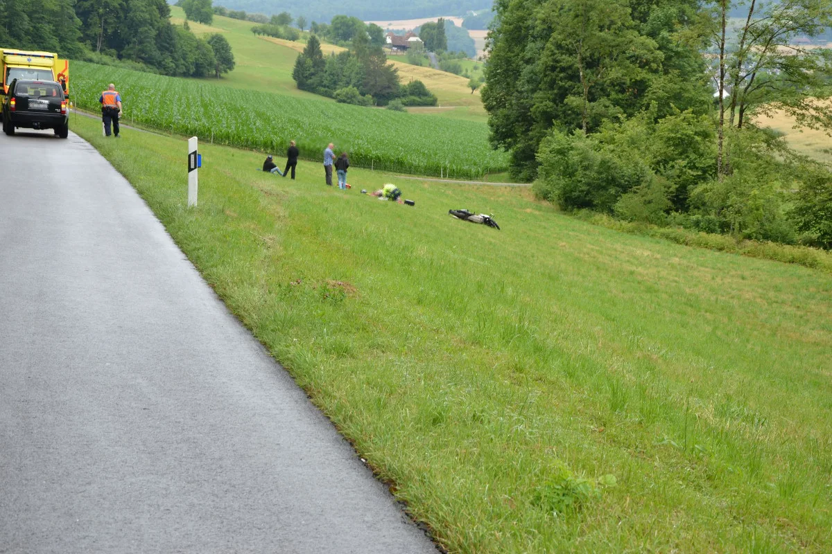 Gelterkinden BL - Töfffahrer stürzt in Kurve und verletzt sich