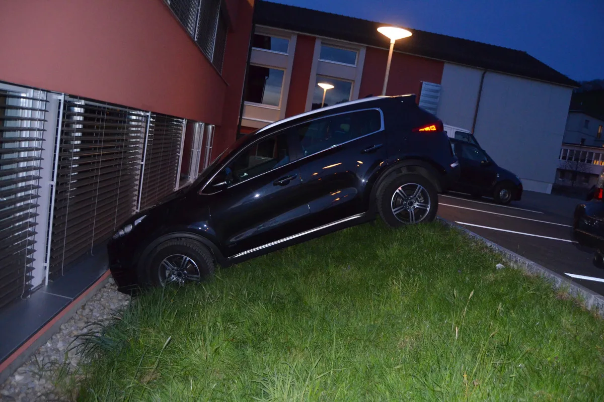 Bühler AR - Auto rollt selbstständig über Böschung