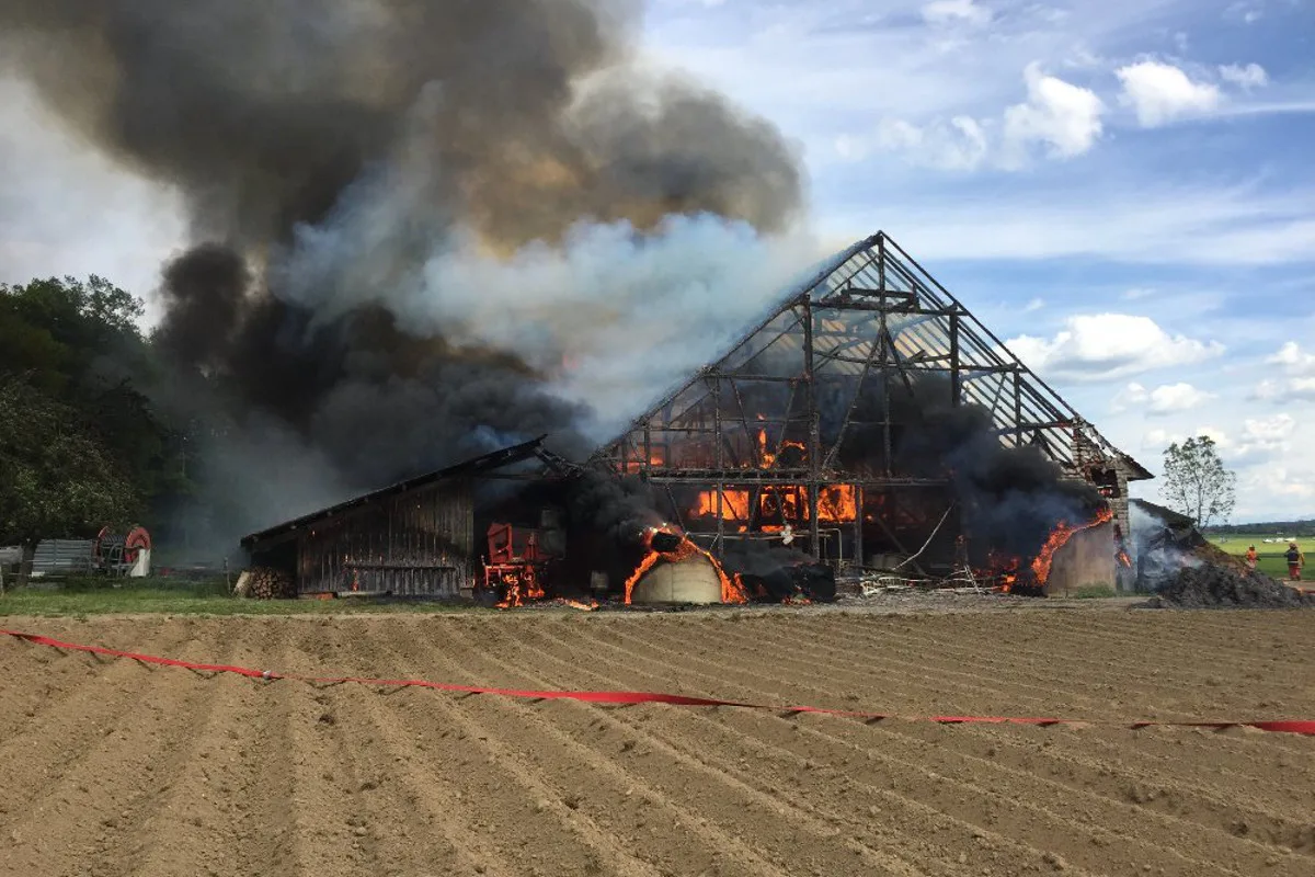 Unterstammheim ZH - Scheunenbrand verursacht Millionenschaden