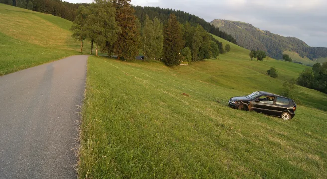 Zug: Beifahrerin aus dem Auto geschleudert - schwer verletzt