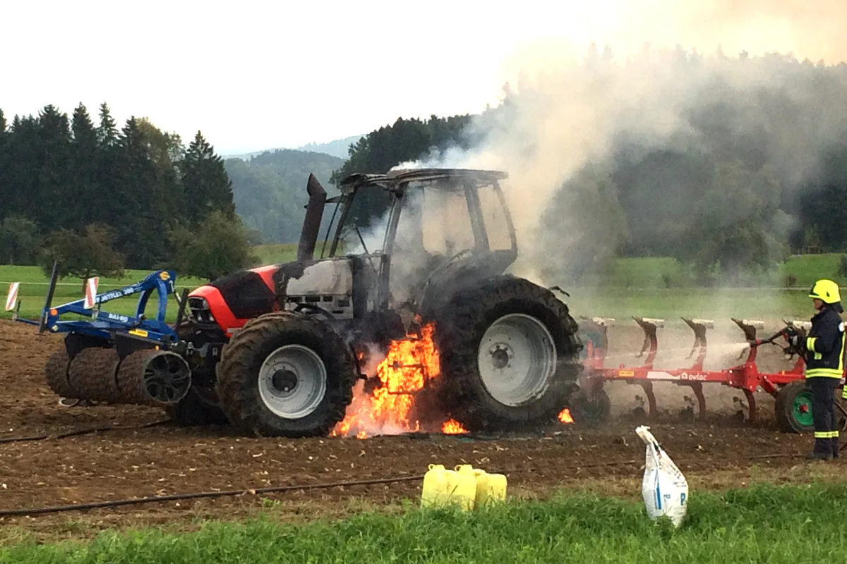 Sitterdorf TG - Traktor in Flammen aufgegangen