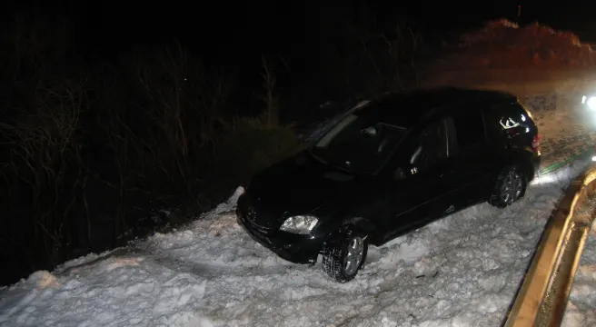 PW rutscht in Andermatt Böschung hinunter