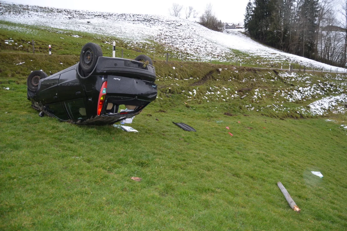Bei Selbstunfall in Hundwil überschlagen