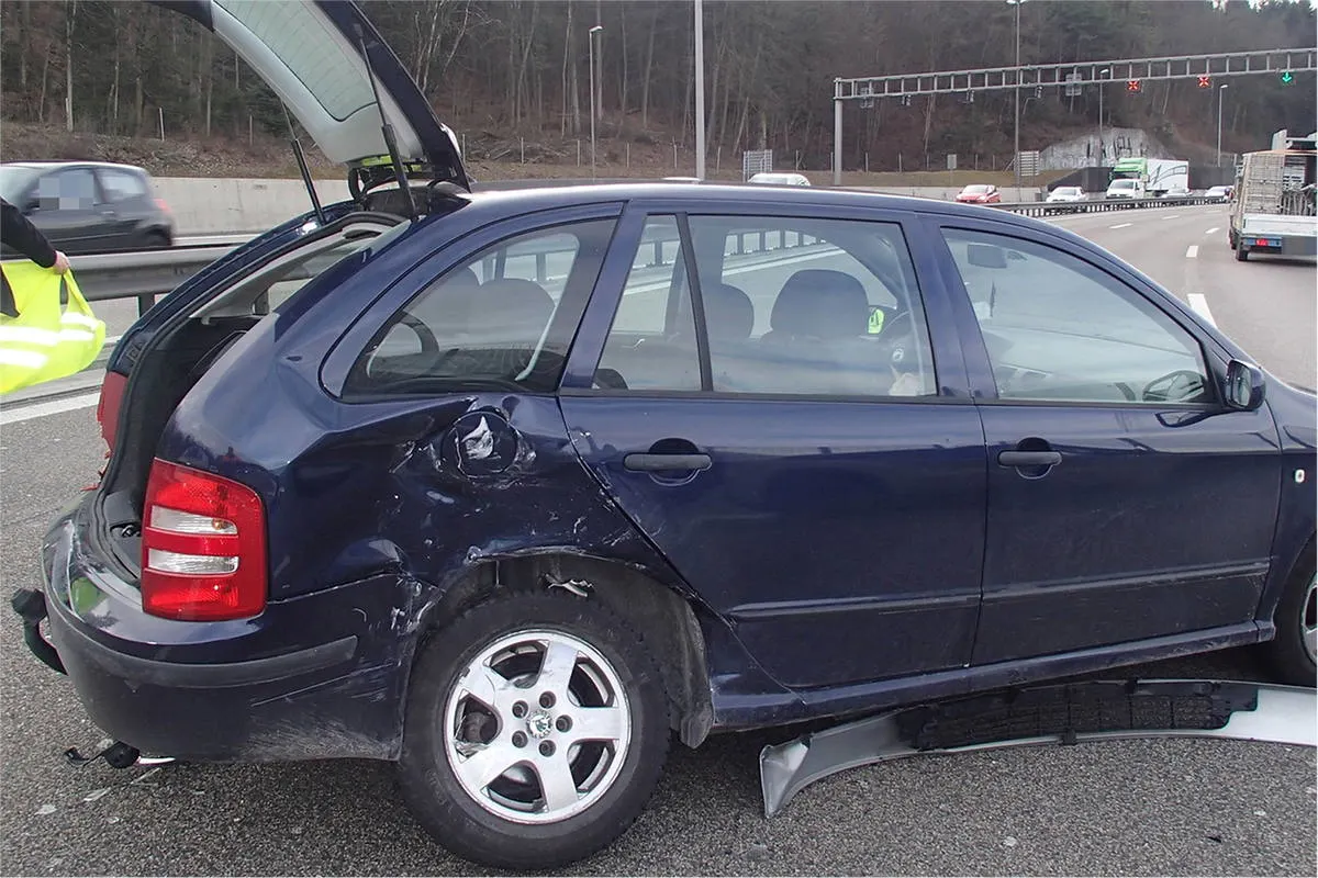 A1 Neuenhof AG - In Lastwagen geprallt – 2 Personen verletzt