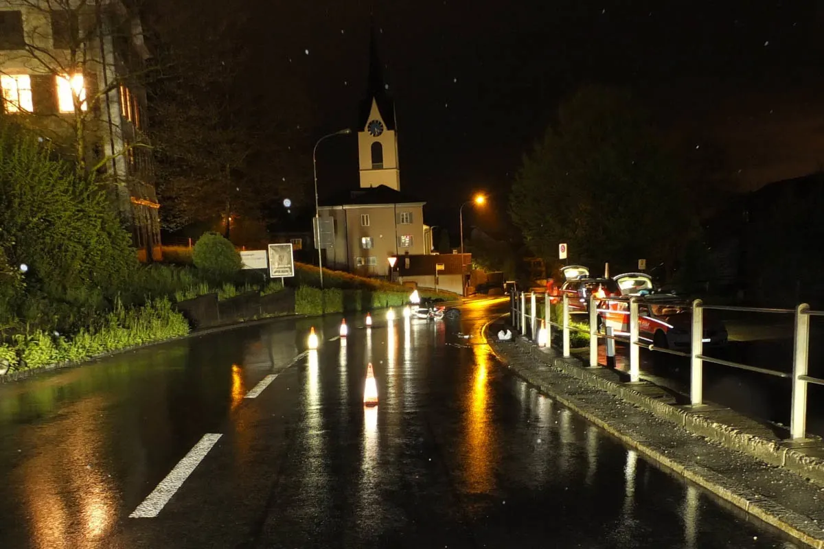 Oberuzwil SG: 17-jähriger Motorradlenker kollidiert mit Geländer - Zeugenaufruf