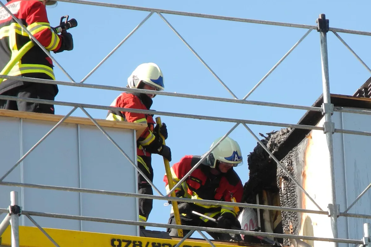 Dachstockbrand auf Baustelle in Tuggen