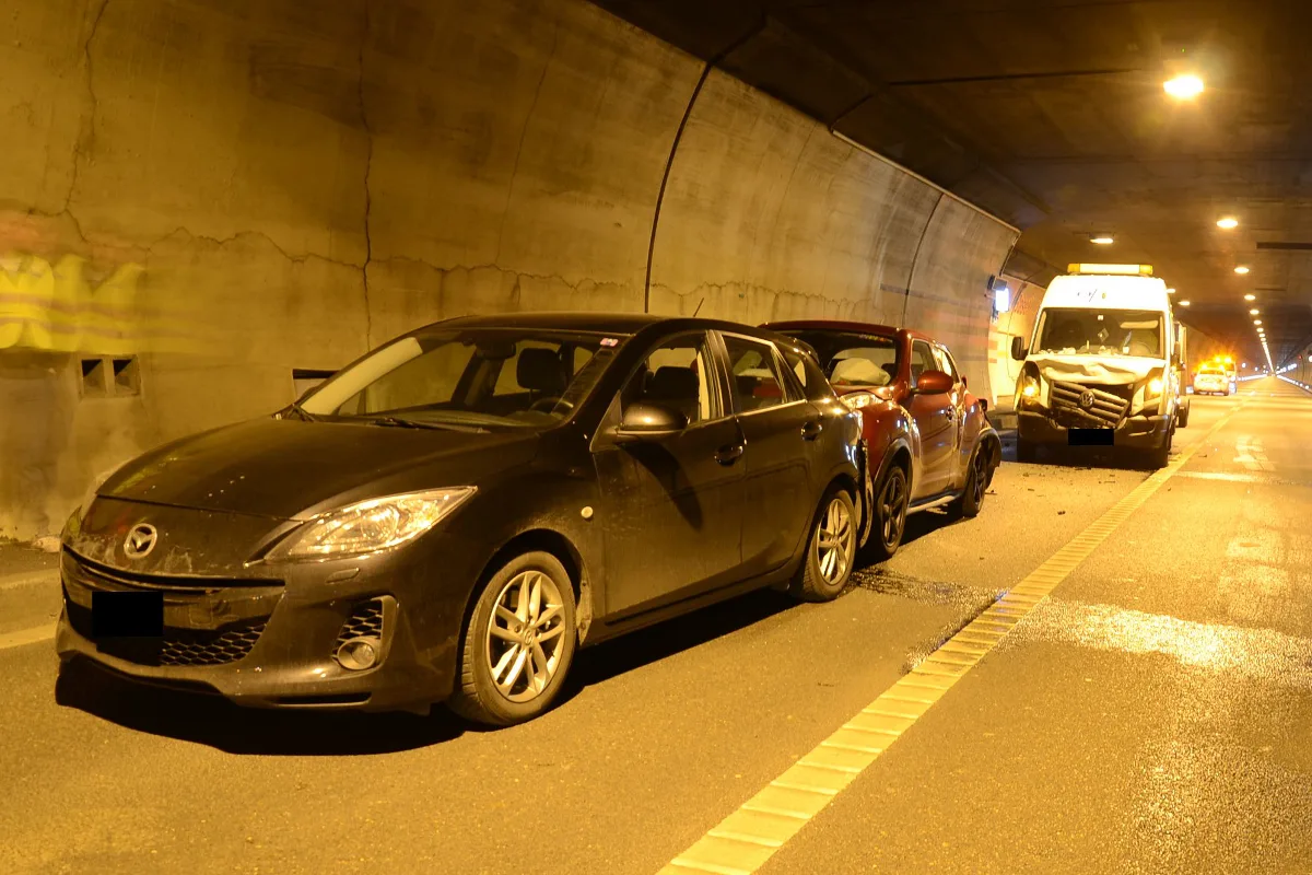Lange Staus wegen VU im Eggfluhtunnel
