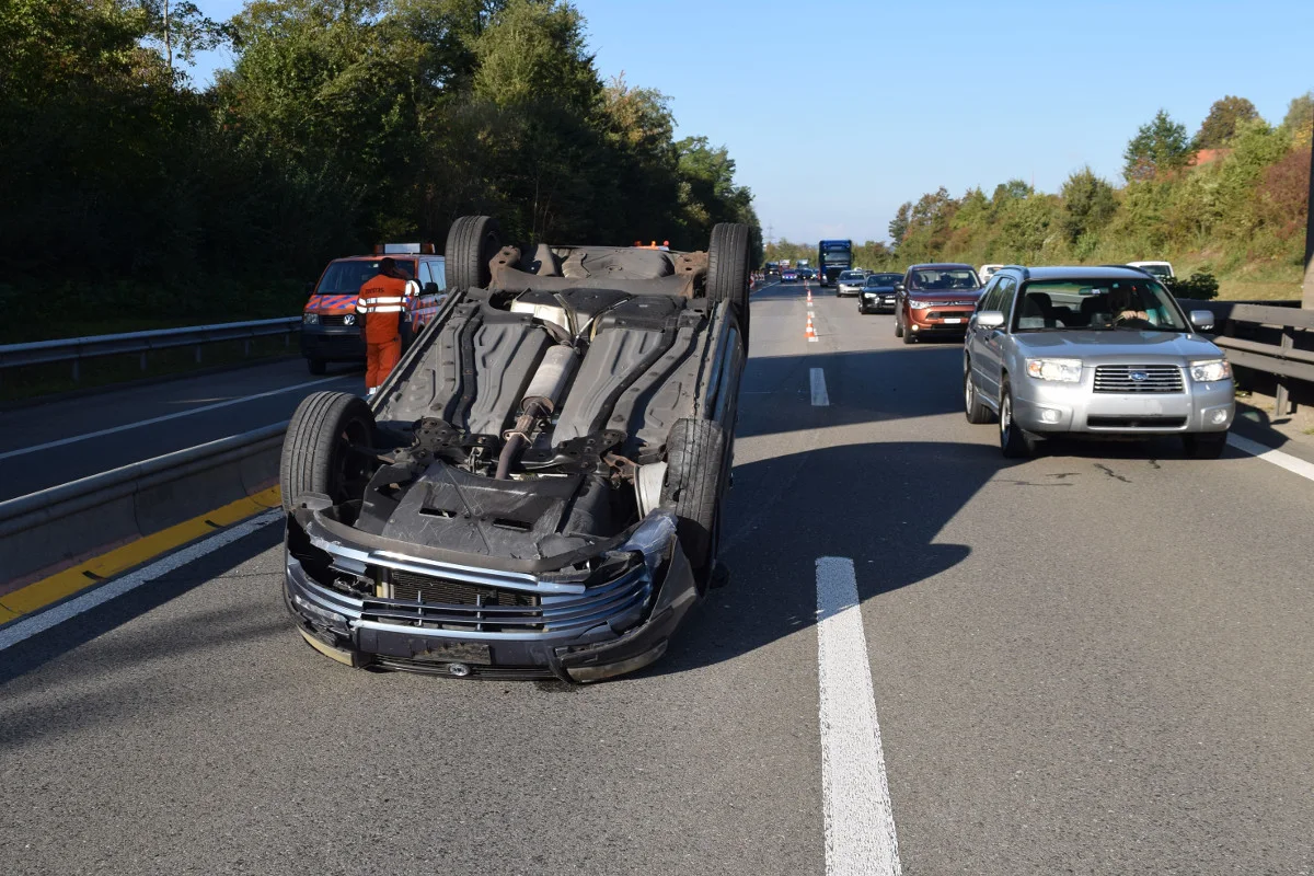 Root LU - Auto landet nach Alleinunfall auf dem Dach
