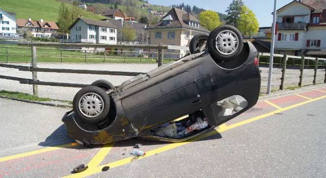 Auto in Unterägeri auf dem Dach gelandet