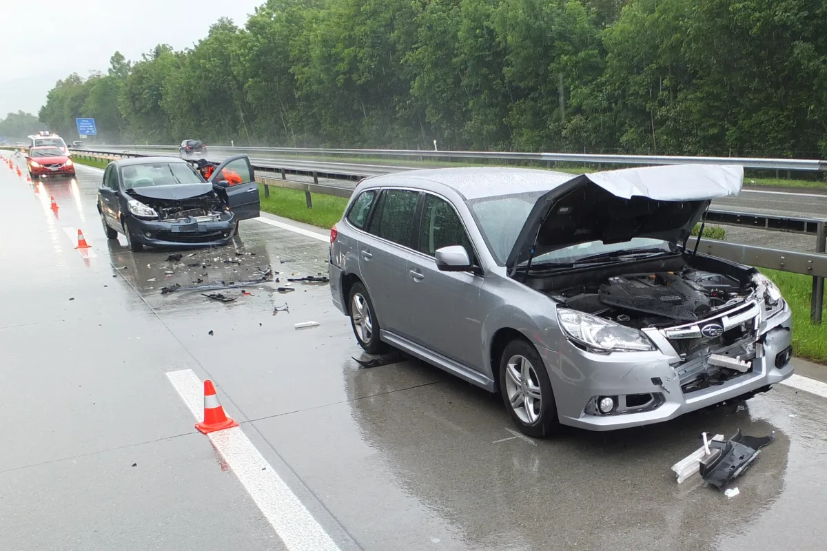 Haag/A13: Stau nach Auffahrcrash bei strömendem Regen