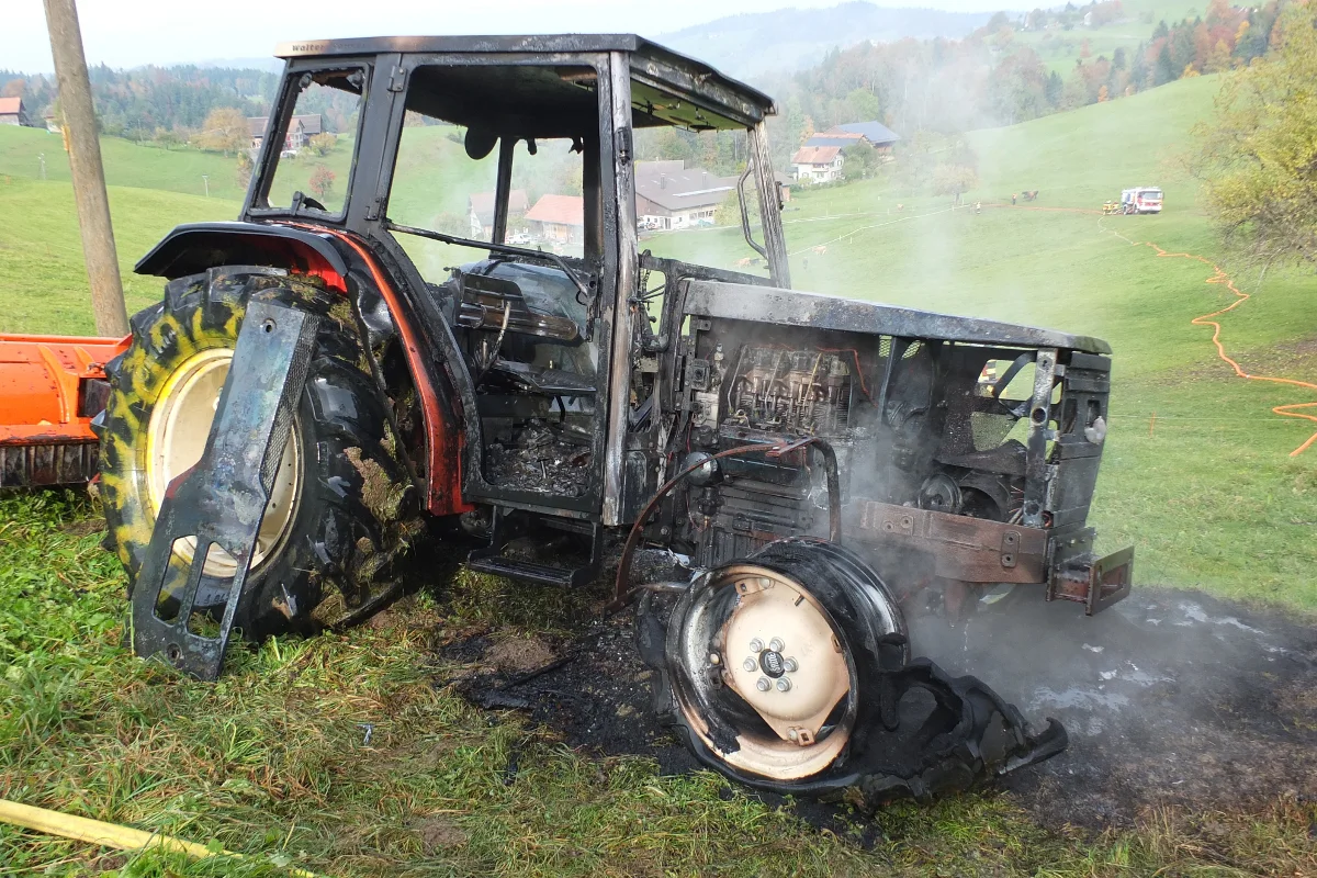 Ganterschwil SG - Traktor durch Feuer zerstört