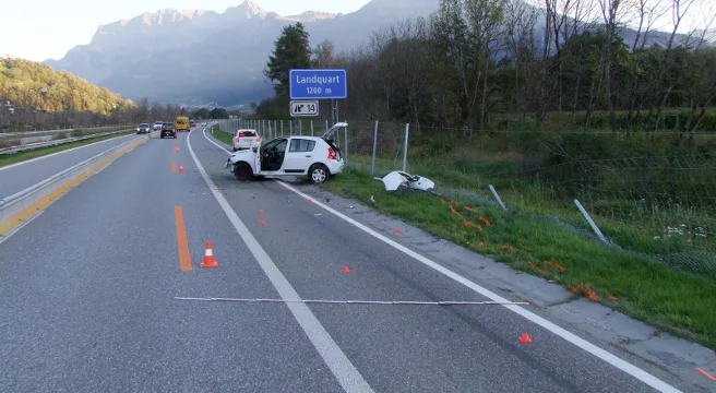 Selbstcrash auf der A13 bei Zizers fordert zwei Verletzte