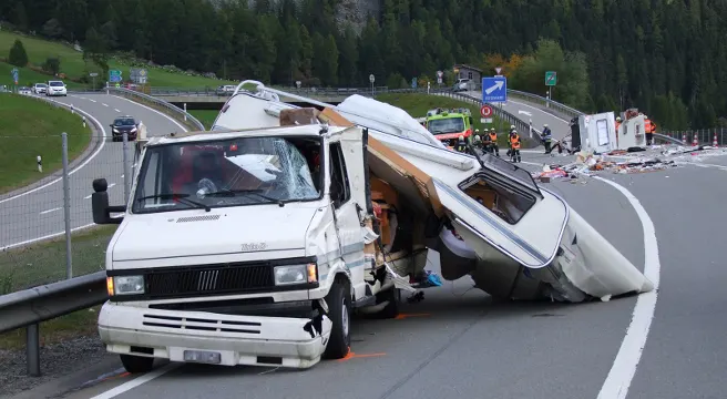 Wohnwagen kollidiert mit Wohnmobil! Zwei verletzte Kinder auf der A13 bei Sufers