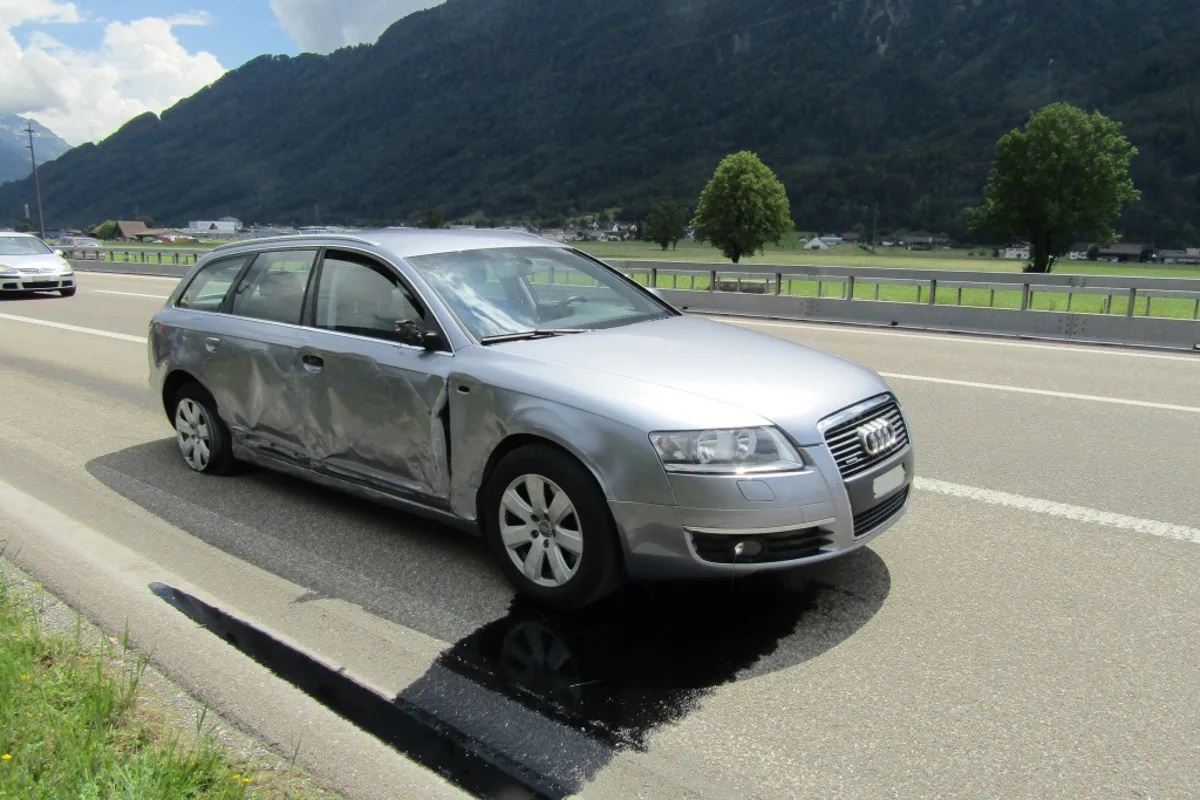 Unfall infolge Sekundenschlafs auf der A3 in Bilten