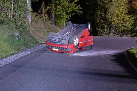 Kriens-Obernau LU - Auto auf Dach gelandet