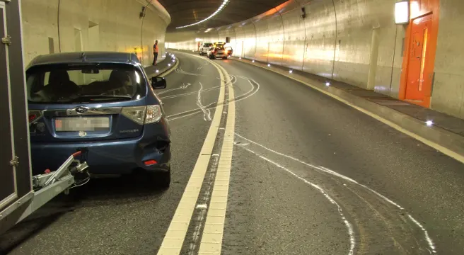 Anhänger mit zwei Eseln in Flimser Tunnel gekippt