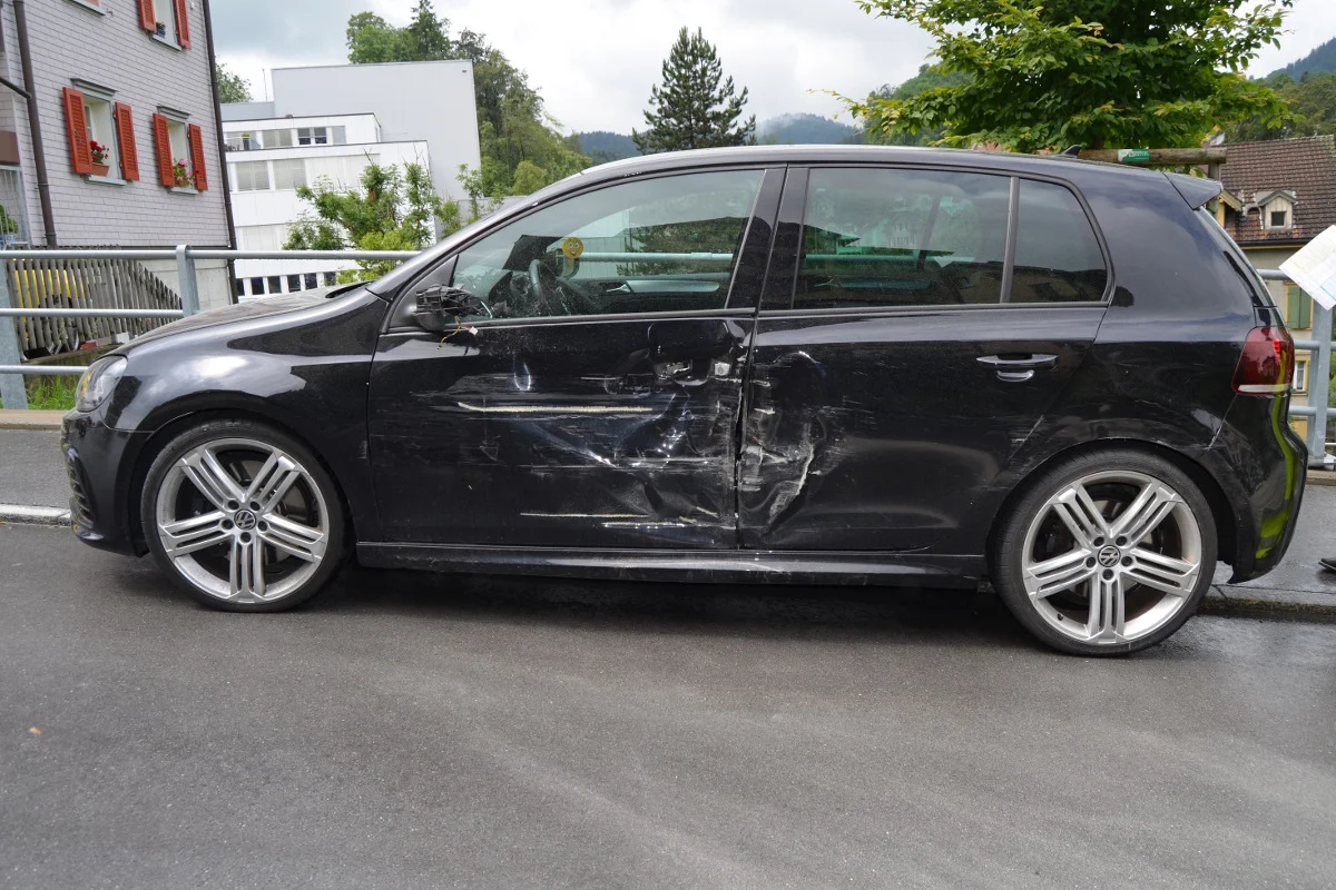 Auto und Anhänger kollidieren in Herisau