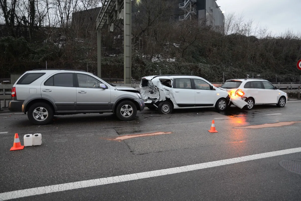 Pratteln BL - Auffahrcrash mit fünf Verletzten auf der A22