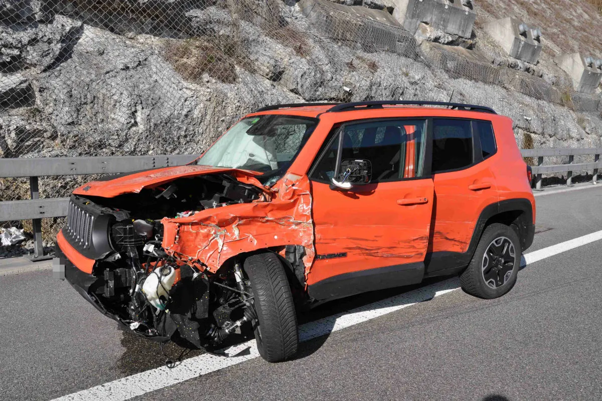 A1/Kappel SO - Auto kracht in Baustellenfahrzeug 