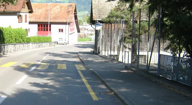 Bilten: Kind rennt in Auto