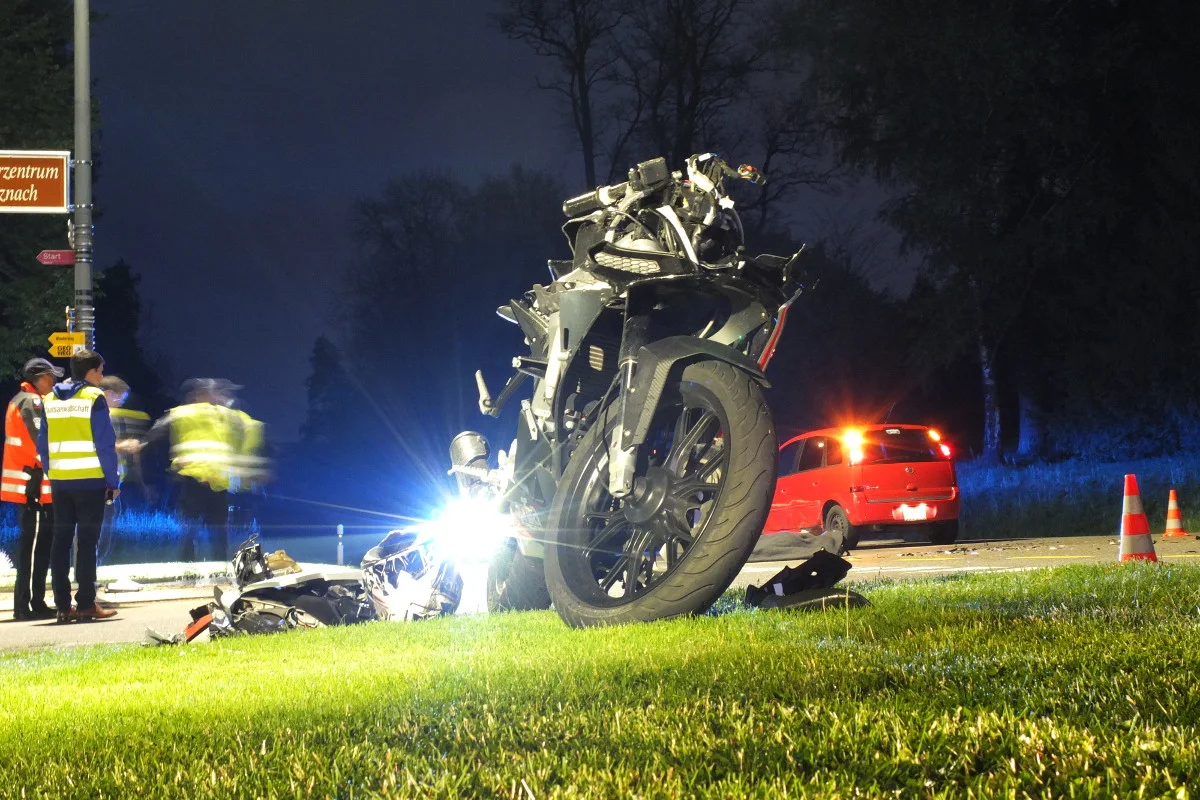 Schinznach Bad AG - 18-jähriger Töfffahrer stirbt bei Crash