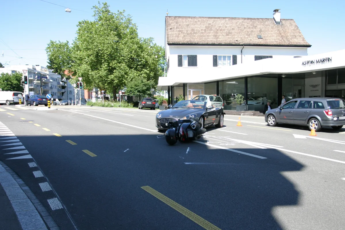 Töfffahrer verletzt sich bei VU in St. Gallen