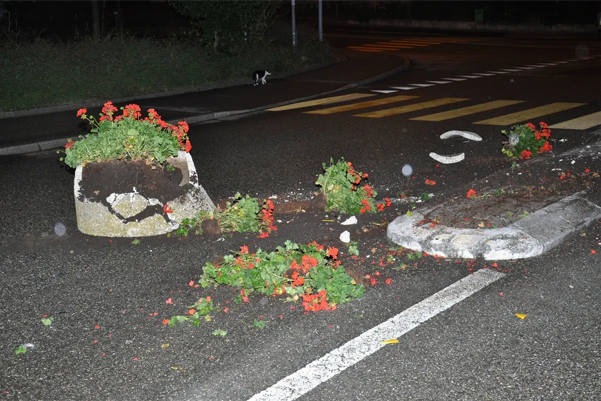 Däniken SO - Nach Kollision mit Verkehrsinsel weitergefahren