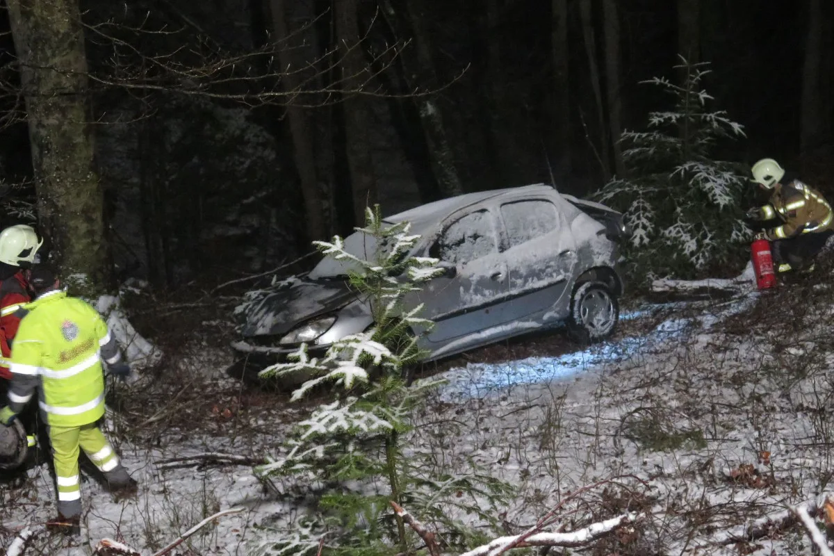 Auf schneebedeckter Fahrbahn in Grellingen verunglückt