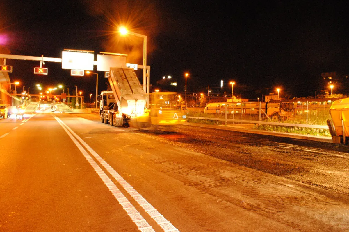 Schaffhausen/A4: Arbeitsunfall bei Belagssanierungen