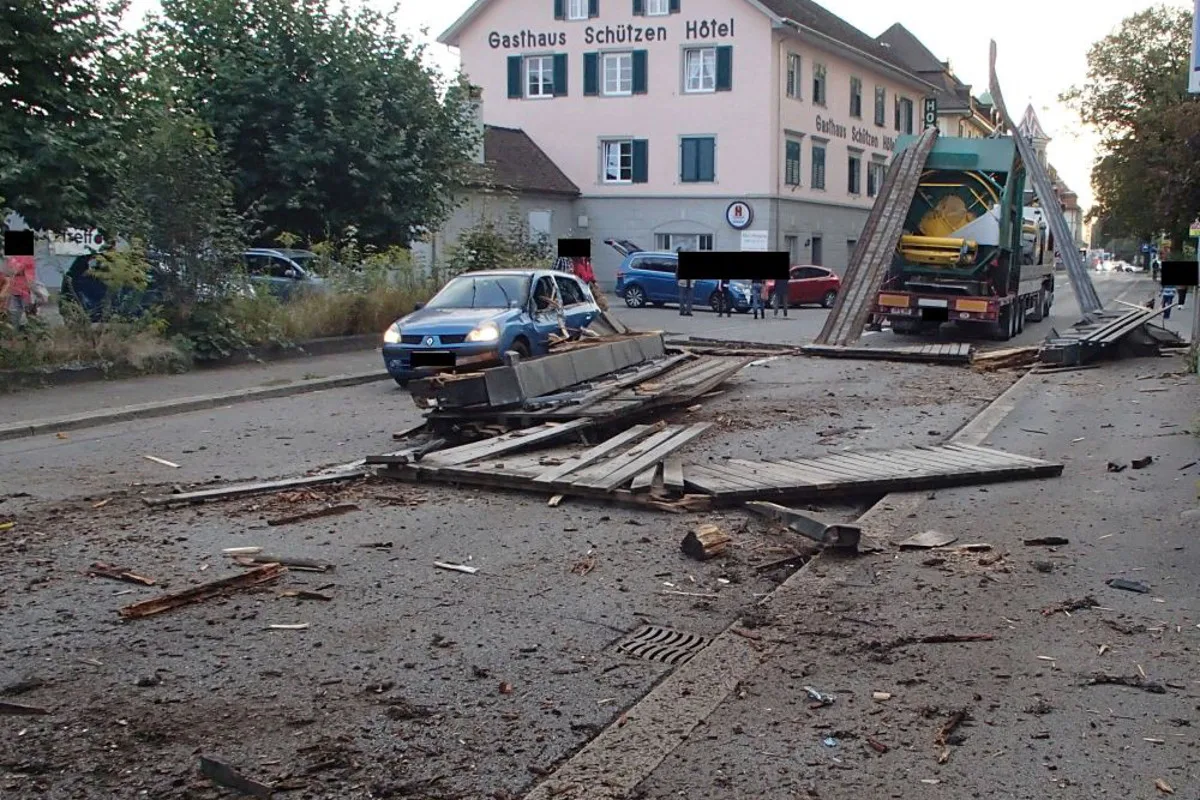Laufenburg AG - Renault-Fahrerin wird durch heruntergerissene Brückenteiler verletzt