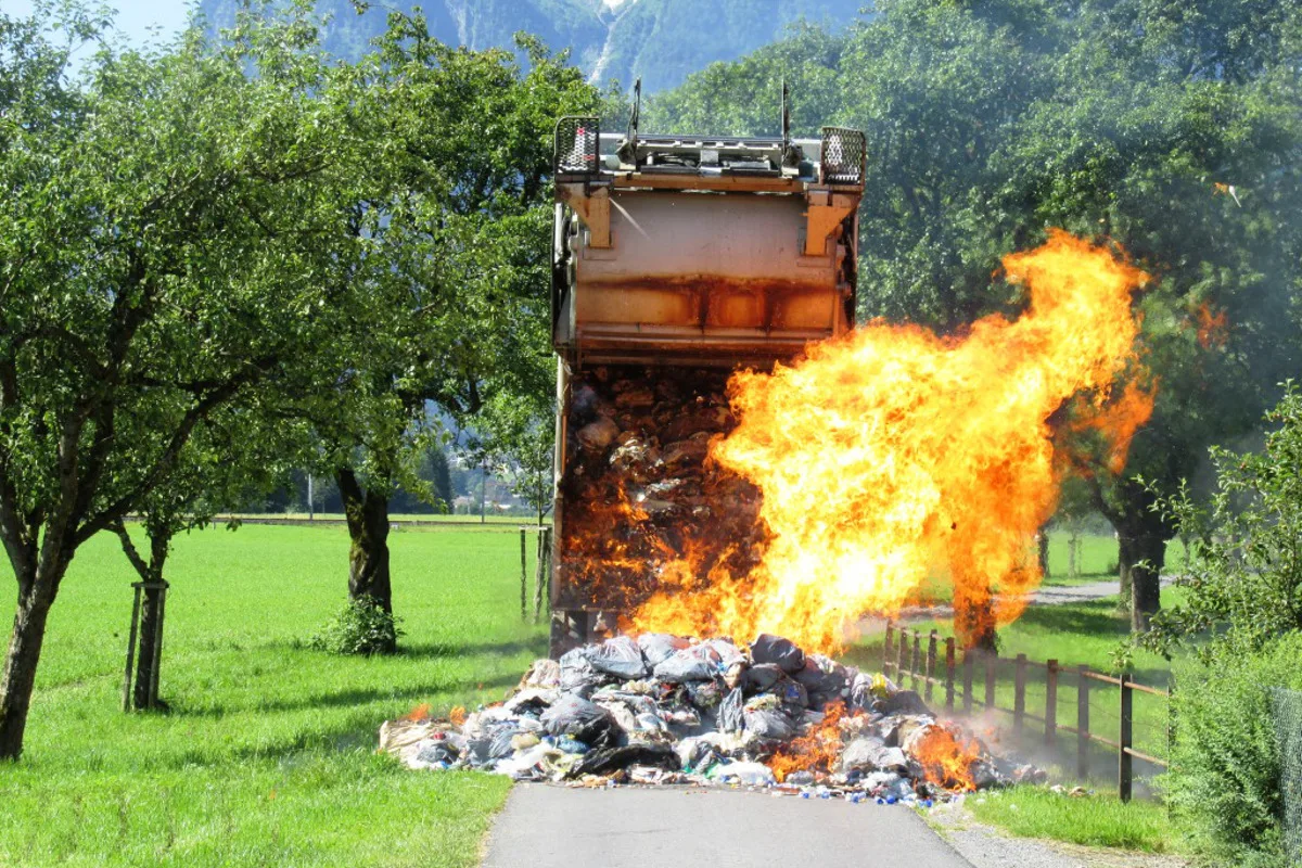 Näfels: Feuer in Kehrichtwagen