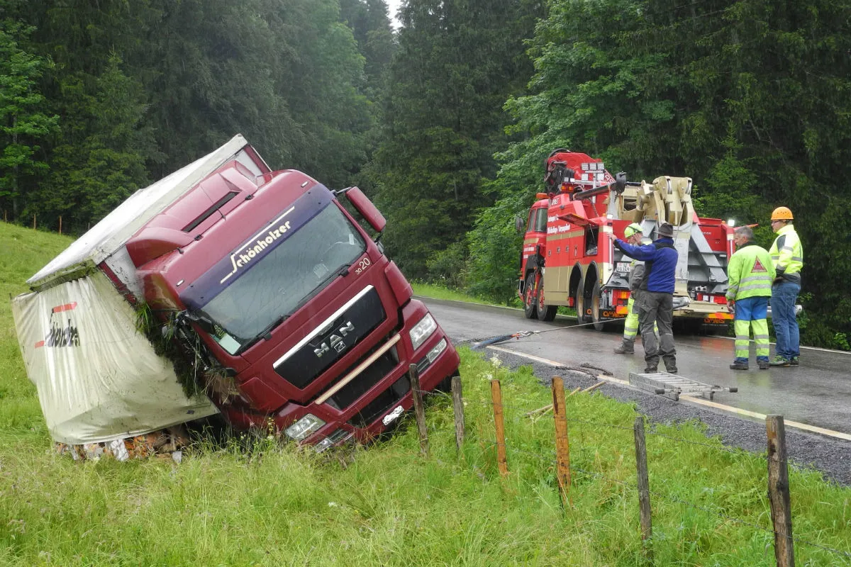 Willerzell SZ: Lastwagen kippt auf die Seite