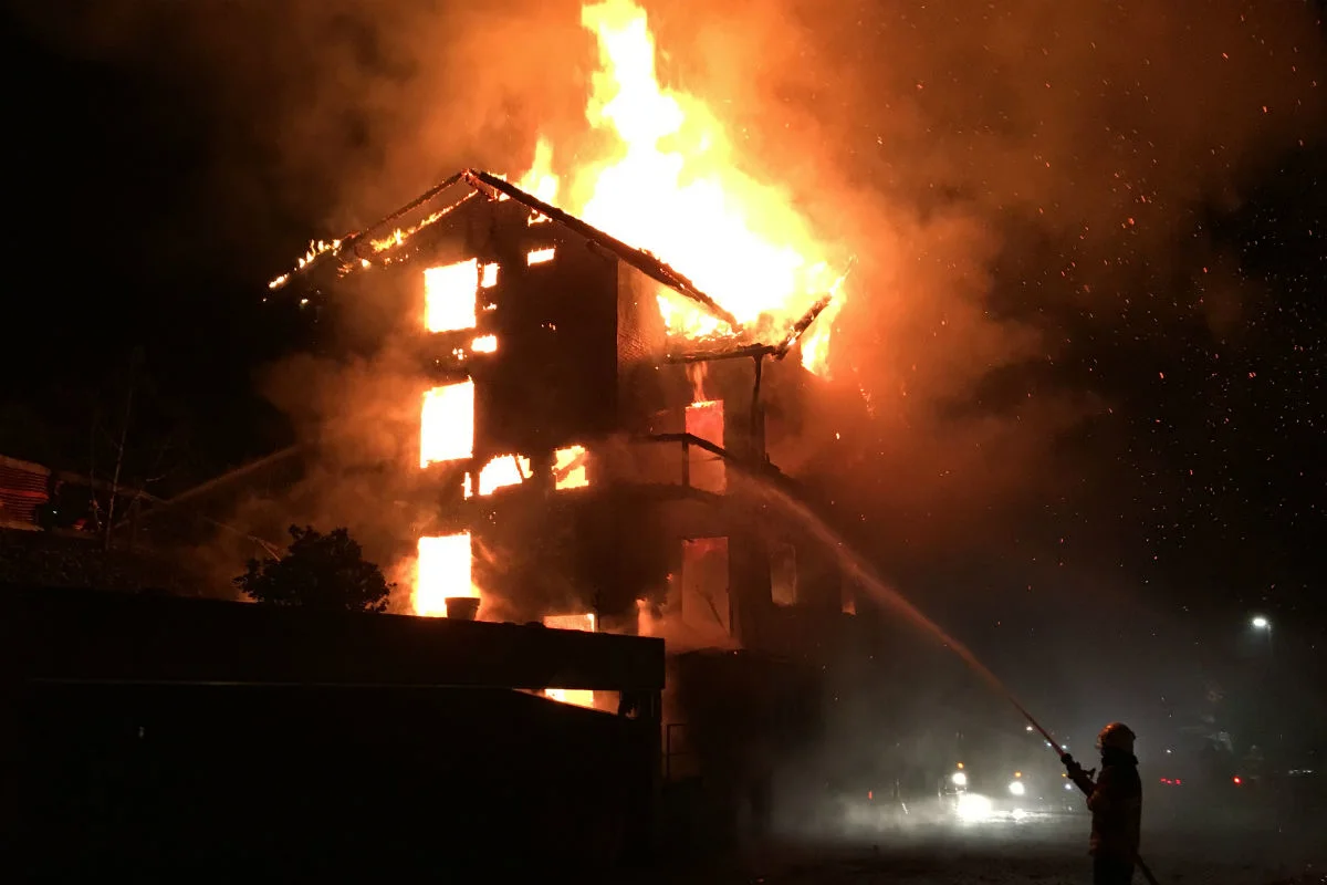 Beckenried NW - Vollbrand in einem Mehrfamilienhaus