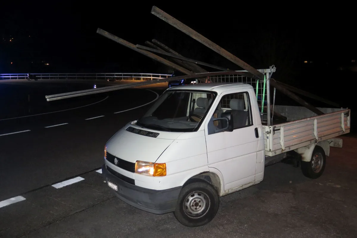 Waldenburg BL - Ungenügend gesicherte Eisenstangen bringen Töfffahrer zu Fall
